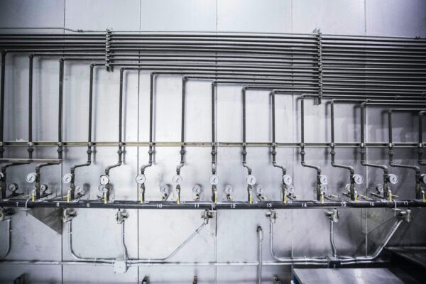 Dezynfekcja i czyszczenie zbiornika ciepłej wody: jak i po co się je wykonuje?